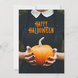Cartão De Festividades Menina da abóbora de Halloween feliz vestido preto