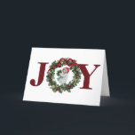 Cartão De Festividades Menina da Coroa de Natal Vintage Vermelho Azevinho<br><div class="desc">Frente do cartão lê-se "Joy" em vermelho com uma coroa de Natal feita de azevinho e visco no lugar da letra "O". Há também uma menina vintage com capuz vermelho segurando um buquê de ramos de azevinho no centro da coroa. Perfeito para as festas de Natal.</div>