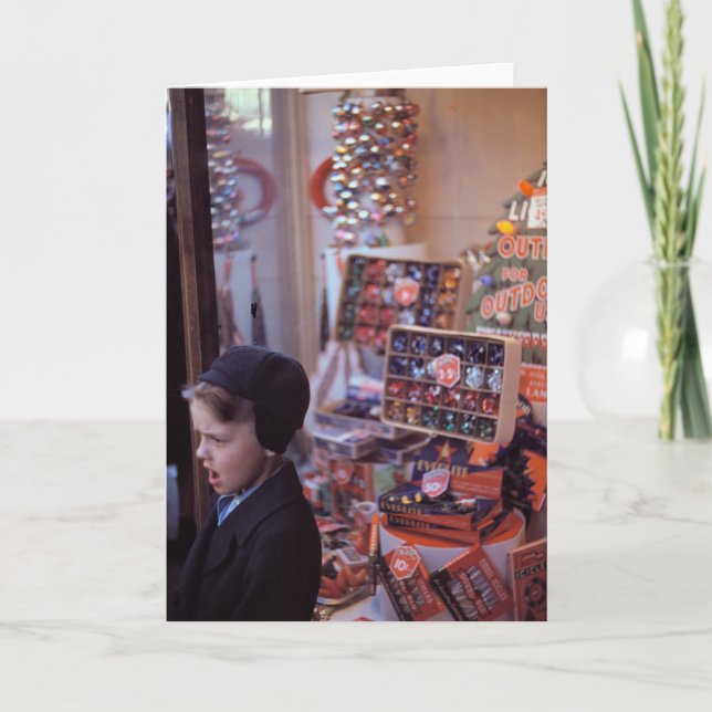 Cartão De Festividades Menino na frente da exposição adiantada do Natal (Frente)