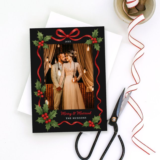 Cartão De Festividades Merry and Married Holly Ribbon Black Photo (Criador carregado)