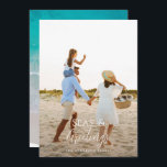 Cartão De Festividades Mínimo moderno de 1 foto de Natal<br><div class="desc">design de cartão de natal na moda com a combinação de tendências de fontes em negrito e script,  espaço para a sua foto escolhida na frente com a praia e o gráfico do mar ao contrário</div>