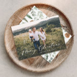 Cartão De Festividades Mínimo moderno de 1 foto de Natal elegante Ho<br><div class="desc">Último ano de folhagem para lembrar do cartão de Natal de roteiro. A mão pintada de eucalipto,  folhagem mínima e coroa rattan moderna dão a este cartão de feriado uma sensação luxuosa. Em verdes clássicos,  castanhos e cinzentos.</div>