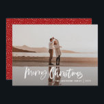 Cartão De Festividades Mínimo moderno de 1 foto vermelho no roteiro natal<br><div class="desc">Feliz Natal - cartão de Natal moderno de 1 foto. Design de Natal preto,  vermelho e branco moderno. Script de texto com uma borda moderna. Mão pintada de bolinhas escondido. Altere a cor do backer para personalizar.</div>