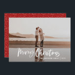 Cartão De Festividades Mínimo moderno de 1 foto vermelho no roteiro natal<br><div class="desc">Feliz Natal - cartão de Natal moderno de 1 foto. Design de Natal preto,  vermelho e branco moderno. Script de texto com uma borda moderna. Mão pintada de bolinhas escondido. Altere a cor do backer para personalizar.</div>