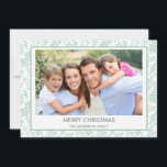 Cartão De Festividades Mint Green Leaf Pattern Simples Feliz Natal<br><div class="desc">Padrão de Folha Verde Mint Simples Cartão com fotos Feliz Feriado de Natal. A imagem e o nome da família podem ser substituídos neste simples e elegante Cartões de foto de Natal Pastel Greenery.</div>