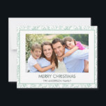 Cartão De Festividades Mint Green Leaf Pattern Simples Feliz Natal<br><div class="desc">Padrão de Folha Verde Mint Simples Cartão com fotos Feliz Feriado de Natal. A imagem e o nome da família podem ser substituídos neste simples e elegante Cartões de foto de Natal Pastel Greenery.</div>