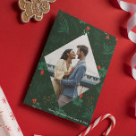 Cartão De Festividades Mistura Romântica de Foto do Beijo de Natal<br><div class="desc">Os beijos de Natal e os desejos de Natal abundam com esta carta festiva e romântica do padrão de erros. Preencha o diamante elegante com sua foto de beijo de casal favorita e adicione sua mensagem de Xmas personalizada em branco sobre o fundo verde botânico. Uma bela condecoração pende sobre...</div>