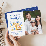 Cartão De Festividades Modern Happy Hanukkah Peace Love e Latkes Foto<br><div class="desc">Envie seus desejos com este Cartão com fotos de Férias que apresenta um Script Hanukkah e Símbolos de Férias Judaicas impressionantes para realçar sua mensagem de saudação.</div>