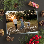 Cartão De Festividades Modern Script Peace Heart Love Christmas One Photo<br><div class="desc">Este doce cartão com fotos de feriado apresenta uma foto horizontal com sangramento de cheio com a saudação "Peace Love". Este design acomoda uma foto horizontal. Todas as cores são totalmente personalizáveis, incluindo a saudação e o coração - basta clicar em "editar usando a ferramenta design" no menu suspenso de...</div>