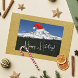 Cartão De Festividades Montagem Rainier com Capas de Neve com Santa Hat<br><div class="desc">Placa de cartões de natal de Natal,  estilo Northwest pacífico,  que apresenta uma imagem cênica e fotográfica de neve captada Monte Rainier vestindo um chapéu vermelho de Santa. Selecione o estilo de conclusão do cartão de saudação.</div>