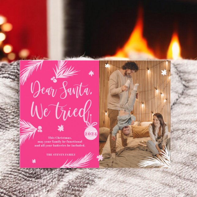 Cartão De Festividades Muito Engraçados Papais noeis, Tentamos Foto De Na (Pink Funny Dear Santa, We Tried Christmas Photo Holiday Card)