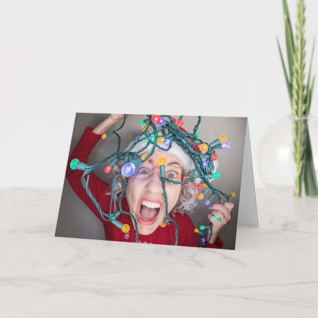 Cartão De Festividades Mulher Feliz Natal Com Luzes Emaranhadas (Frente)