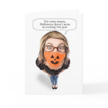 Mulher feliz no Halloween usando máscara facial Co