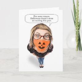 Cartão De Festividades Mulher feliz no Halloween usando máscara facial Co