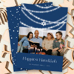 Cartão De Festividades Na moda Star com luzes de retoque Foto de Hanukkah<br><div class="desc">Na moda de cordões de luzes festivas brancas cintilantes, mágicas e brilhantes em um fundo azul escuro decoram este cartão festivo chimundo e único Hanukkah. Uma estrela solteiro de adorno David pendura no centro. Arte projetada / original por gordura*fa*estanho. Fácil de personalizar com a sua própria mensagem de texto, nome...</div>