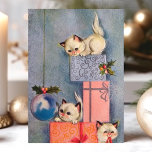 Cartão De Festividades Natais vintages, gatinhos e presentes<br><div class="desc">Natais vintages Kittens e Cartão de Feriado. Este design apresenta três gatinhos brincando em uma torre de presentes de Natal. Que bela cena de feriado retrô. Personalize este design personalizado com sua própria saudação de dentro.</div>
