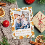 Cartão De Festividades Natal Citrus Spice Winter Greenery Foto<br><div class="desc">Envie cartões de natal quentes com este cartão de Natal fotográfico com um padrão botânico de cor d'água de fatias de laranja,  bastões de canela e anis,  acentuado com pinheiro. Consulte a coleção para obter uma variedade de produtos correspondentes.</div>