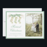 Cartão De Festividades Natal clássico armazenando Garland Vintage 2 Foto<br><div class="desc">Watercolor Christmas Stockings Green Vintage 2 Photos Holiday Card. Este belo Cartões de foto de Natal apresenta a aquarela da terra natalícia com arcos brancos como quadro para uma foto. Voltar ao convite é o Natal Stockings com a terra natalícia e arcos. É perfeito se você está procurando por Cartões...</div>