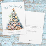 Cartão De Festividades Natal Da Árvore Da Praia Em Julho<br><div class="desc">Entre no espírito de Natal com este cartão de Natal único, com uma árvore de Natal feita de conchas e estrelas. Feliz Natal em julho é exibido no topo, dando o tom para uma celebração ensolarada fora da temporada. Perfeito para enviar desejos de férias de praia, este cartão é ideal...</div>