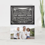 Cartão De Festividades Natal da Escritura de Chalkboard<br><div class="desc">Personalizar este item Verso da Bíblia de Natal com Escritura de Passagem de Isaiah 9:6... Para nós é dado um filho: E o seu nome deve ser chamado Maravilhoso, Conselheiro, O DEUS MELHOR, O Pai eterno, O Príncipe da Paz. ~Isaiah 9:6 cinzas escuras e quadro negro com gráfico de texto...</div>