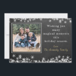Cartão De Festividades Natal da família Chalkboard Snowflake<br><div class="desc">Envie este cartão de saudação de Natal rústico e floco de neve para desejar a sua família e amigos uma época mágica de festividade. Personalize com sua foto e mensagem da família. Crédito de foto de modelo: Foto de Kaitlyn Horton no Unsplash</div>