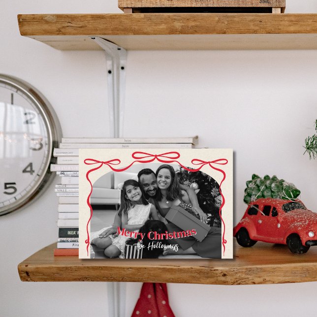 Cartão De Festividades Natal da família de Arcos Whimsical (Send warm holiday wishes with a touch of charm using this whimsical red bow Christmas photo card.)