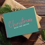 Cartão De Festividades Natal da família | Na moda Trendy Forest Green<br><div class="desc">Simples,  na moda,  "Natal com ()" cita cartões de natal dobrados em tipografia moderna minimalista em vermelho festivo e branco sobre fundo verde. O design pode ser facilmente personalizado com o(s) seu(s) nome(s) familiar(s),  ano(s) ou com saudação especial para filmes de feriado super fofos!</div>