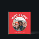 Cartão De Festividades Natal da Família Vermelho 2 Festivo Quadrado Perso<br><div class="desc">Comemore a temporada com este Cartão de Natal da Família Festivo Red 2 Personalizado. Esta placa em forma quadrada apresenta um fundo vermelho arrojado com tipografia vermelha vintage, adicionando um toque clássico, mas festivo. A frente mostra sua foto de família favorita mascarada em um círculo encantador, enquanto a parte de...</div>