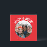 Cartão De Festividades Natal da Família Vermelho 2 Festivo Quadrado Perso<br><div class="desc">Comemore a temporada com este Cartão de Natal da Família Festivo Red 2 Personalizado. Esta placa em forma quadrada apresenta um fundo vermelho arrojado com tipografia vermelha vintage, adicionando um toque clássico, mas festivo. A frente mostra sua foto de família favorita mascarada em um círculo encantador, enquanto a parte de...</div>