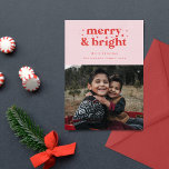 Cartão De Festividades Natal da Feliz e da família brilhante<br><div class="desc">Este belo cartão de férias retrógrado é perfeito para as famílias desejarem aos seus amigos e familiares um Feliz Natal. Este cartão contém as palavras "feliz e brilhante" em uma fonte vermelha brilhante em um fundo cor-de-rosa. Adicione sua própria mensagem personalizada e seu nome de família. Você também pode adicionar...</div>