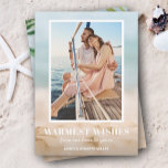Cartão De Festividades Natal da Foto de Areia e Praia do Mar<br><div class="desc">Compartilhe sua foto favorita de férias na praia ou foto do clima quente com nosso cartão de Natal de areia e mares desfocados com sua mensagem em texto branco chico. Selecione Matte para o papel mais pesado e alta definição para melhor qualidade de impressão.</div>