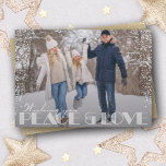 Cartão De Festividades Natal da Tipografia de Paz e Amor<br><div class="desc">Desejo-lhe a tipografia branca Peace & Love e a sua fotografia favorita na frente com a sua saudação pessoal em letras quicas nas costas. *ALTERE A COR na parte traseira da placa para corresponder à sua foto. Selecione Matte para o papel mais pesado e High Definition para obter a melhor...</div>
