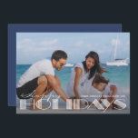 Cartão De Festividades Natal de Tipografia de Feriados Felizes Retro<br><div class="desc">Feriados Felizes, tipografia e sua foto favorita com seus nomes e suas inscrições em chic no verso. Design perfeito para ver a sua foto. *ALTERE A COR na parte traseira da placa para corresponder à sua foto. Selecione Matte para o papel mais pesado e High Definition para obter a melhor...</div>