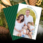 Cartão De Festividades Natal do Arch Elegante Moderno<br><div class="desc">Este cartão fotográfico de Natal oferece um design minimalista com uma fotografia arquivada moderna. O design oferece texto verde escuro que se curva ao longo da borda da imagem é acentuado com um elegante script manuscrito.</div>