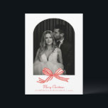 Cartão De Festividades Natal do Arco Vermelho do Arco Elegante Coquette<br><div class="desc">Celebre sua primeira temporada de festas como um casal casado com este Cartão de Natal de Casamento de Arco Vermelho Elegante. Com um belo design de fita vermelha, este cartão personalizado adiciona um toque festivo à sua foto favorita de casamento. Perfeito para recém-casados ou casais que desejam compartilhar cartões de...</div>