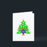 Cartão De Festividades Natal e Hanukkah Juntos<br><div class="desc">Natal e Chanucá sobre presentes para famílias inter-religiosas que celebram a alegria do Natal e a beleza de Chanukah.  Apresentando a árvore e menorah do Natal com a estrela judia de David cercada por presentes de feriado em cartões de saudação,  postagem,  ideias de presentes e roupa para a família.</div>