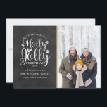 Cartão De Festividades Natal Holly Jolly Script Chalkboard Foto<br><div class="desc">Um design de cartão de fotos de Holly Jolly na moda para você personalizar com sua foto,  mensagem,  nomes e ano favoritos em um quadro de quadro. Os traços inversos caem flocos de neve em um fundo de quadro de quadro de chanfro correspondente. Projetado por Thisnotme©</div>