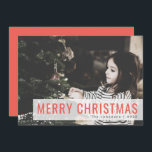 Cartão De Festividades Natal moderno | Na moda de Fotografias Familiares<br><div class="desc">Belo cartão fotográfico de feriado com uma faixa simples, moderna e minimalista de "Feliz Natal" num divertido texto vermelho de coral num fundo semitransparente. Esta versátil carta pode ser personalizada com a sua própria fotografia, o seu nome de família e o seu ano para fazer um cartão verdadeiramente único e...</div>