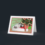 Cartão De Festividades Natal, neta, gato do sono, chapéu do papai noel<br><div class="desc">Este gato preto e branco pequeno está sonhando os sonhos bonitos do Natal ondulados acima no chapéu de Papai Noel.  Uma árvore decorada do feriado está no fundo assim como nos presentes alegre envolvidos.   Faz uma imagem colorida do feriado para uma neta.</div>