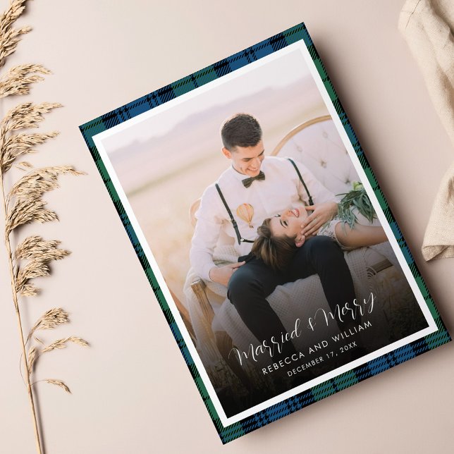 Cartão De Festividades Natal Noticiado Foto Clan Campbell Tartan (Plaid Married and Merry Christmas Couples Photo Campbell Tartan Card)