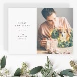 Cartão De Festividades Natal Simples Elegante | Foto mínima moderna<br><div class="desc">Um cartão fotográfico mínimo de na moda com tipografia clássica "Feliz Natal" a preto sobre um fundo branco minimalista e limpo e uma cor de cinza de pomba suave no verso. A foto, o cartões de natal e o nome podem ser facilmente personalizados para um toque pessoal. Um design de...</div>