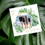 Cartão De Festividades Natal Tropical do Havaí Mele Kalikimaka<br><div class="desc">Deseje a seus amigos e familiares um mele kalikimaka este ano,  com estes cartões de natal de fotos tropicais. Apresentando um quadro de folha verde tropical moderno,  um círculo dourado,  uma foto de família,  personalizada com seu nome de família e o ano.</div>