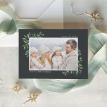Cartão De Festividades Naturalmente Joyful | Imagem Elegante De Aquarela<br><div class="desc">Este simples e elegante cartão de férias inspirado na natureza apresenta sua foto favorita horizontal ou orientada à paisagem, enfeitiçada nos cantos com imagens de uma grandiosa folhagem verde-aquática da floresta. Personalize com a sua saudação personalizada (mostrada com "Alegria ao Mundo"), o ano e o seu nome familiar em letras...</div>