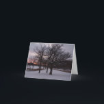 Cartão De Festividades Nós três árvores….<br><div class="desc">Três árvores cobertos de neve estão para fora contra um por do sol do inverno.</div>