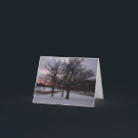 Cartão De Festividades Nós três árvores….<br><div class="desc">Três árvores cobertos de neve estão para fora contra um por do sol do inverno.</div>
