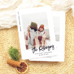 Cartão De Festividades Nossa primeira foto casada de Natal, nova<br><div class="desc">Celebre seu primeiro Natal como recém-casados com este cartão com fotos divertido! O design apresenta "Feliz Natal" e o ano descendo pelo lado esquerdo, deixando o holofote para sua foto favorita. Você pode usar uma foto de casamento, uma foto de lua de mel, ou uma selfie fofa! O nome ou...</div>