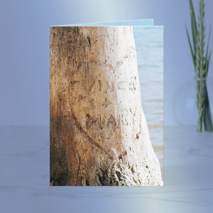 Cartão De Festividades Nosso amor gravado em uma árvore