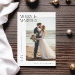 Cartão De Festividades Nova Feliz Romântica e Foto de Natal Casada<br><div class="desc">Capture a magia do seu casamento romântico de praia com este cartão de Natal chic "Feliz & Casado". Esta design apresenta um casal recém-casado compartilhando um momento delicado pelo oceano, trazendo um tema litorâneo e tropical aos seus cartões de natal. Perfeito para recém-casados, combina tipografia elegante com um belo cenário...</div>