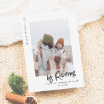 Cartão De Festividades Nuestra Primera Navidad Casados 2 Fotos<br><div class="desc">Celebre primera Navidad como recién casados con esta divertida tarjeta de ! El diseño apresenta "Felices Fiestas" y el año a lo largo del lado izquierdo, dejando el protagonismo para su foto favorita. Puede elegir una foto de la boda, de la luna de miel o una selfie especial. Su ollido...</div>