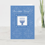 Cartão De Festividades O amigo Hanukkah deseja Menorah azul<br><div class="desc">Deseje a um caro amigo de seu Hanukkah feliz com este menorah azul e branco elegante. Um cartão sobre a celebração e a amizade. Aperfeiçoe para este feriado especial.</div>